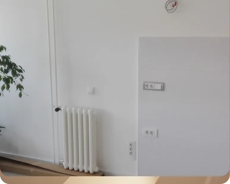 Cista bela zidna obrada sa radijatorom i elektro prikljuccima